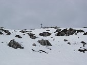 4 Salendo dal ripido canalone si intravede la croce di vetta